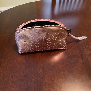 Petal Edge Beauty Bag: 8 2/3”L x 3”Wx43/4” H